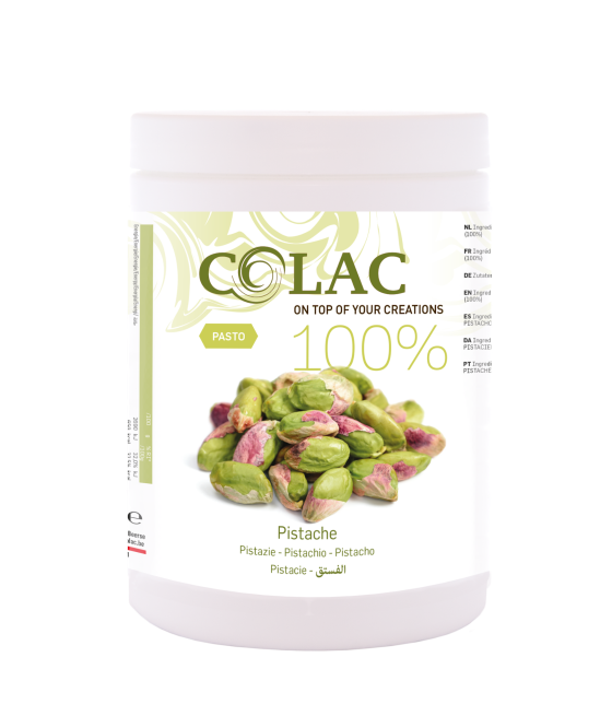 Cornet pistache premium devant un bac gelato artisanal.